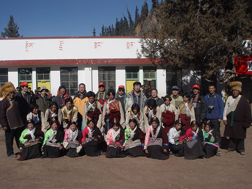 工作调研照片-伊日乡的欢迎仪式合影